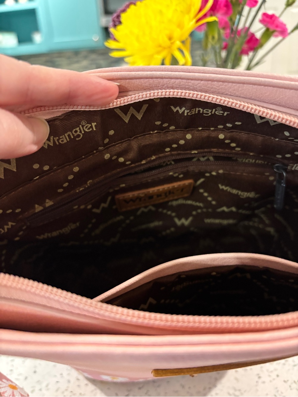 LOWEST Wrangler Blush Pink Daisy Crossbody Bag - Picture 6 of 8